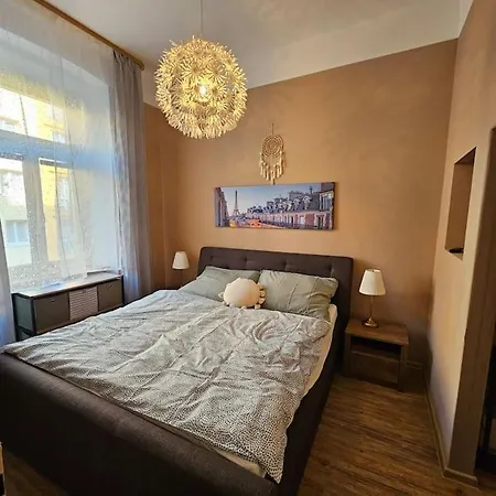 Dvoupokojovy S Kuchyni, Obyvacim Pokojem, Loznici , Satnou A Koupelnou V Bytovem Dome V Centru Mesta