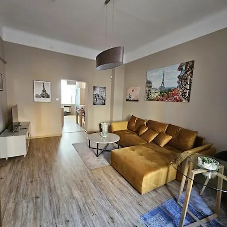 Dvoupokojovy S Kuchyni, Obyvacim Pokojem, Loznici , Satnou A Koupelnou V Bytovem Dome V Centru Mesta