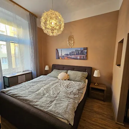 アパート Dvoupokojovy S Kuchyni, Obyvacim Pokojem, Loznici , Satnou A Koupelnou V Bytovem Dome V Centru Mesta